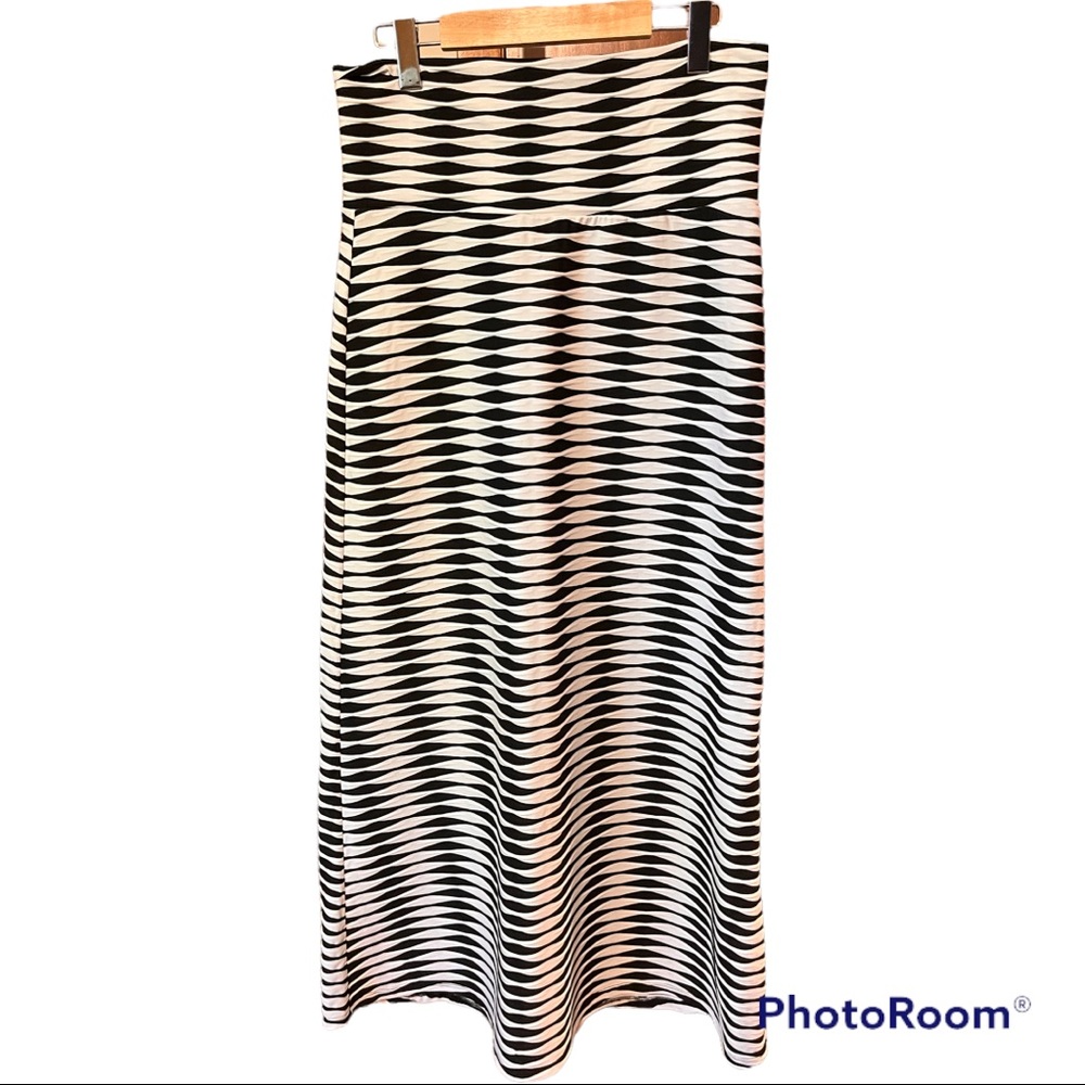 Maxi stretch skirt with illusion